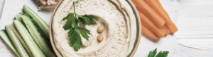 Hummus con crudités snack saludable